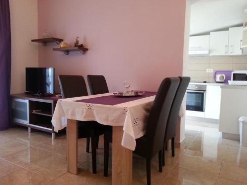 Family friendly seaside apartments Podstrana Split - 13725 - image 4