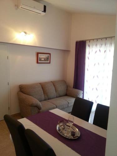 Family friendly seaside apartments Podstrana Split - 13725 - image 7