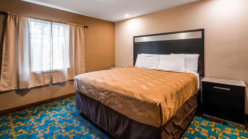 Queen Room with Three Queen Beds - Non-Smoking
