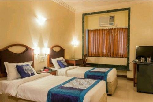 Strand Hotel – Bombay/ Mumbai, KY