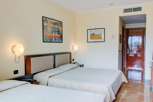 1 queen bed, 1 twin bed