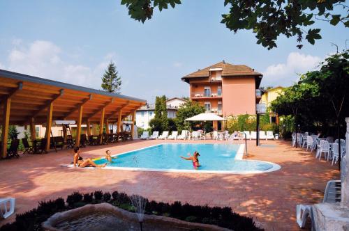 Villa Flora - Hotel - Levico Terme