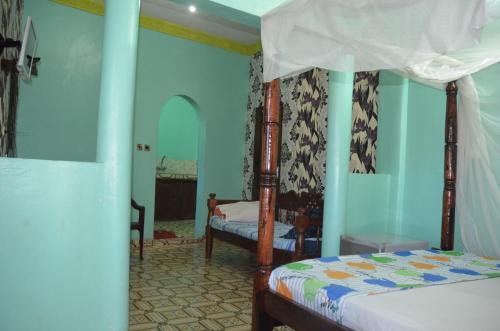 

Young Safari Hotel