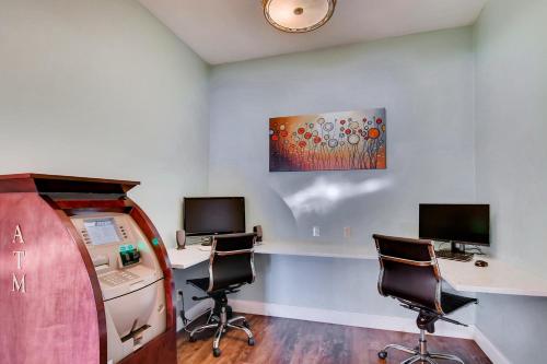 Orangewood Inn and Suites Midtown - image 2