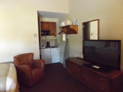 Windjammer Lodge - image 3