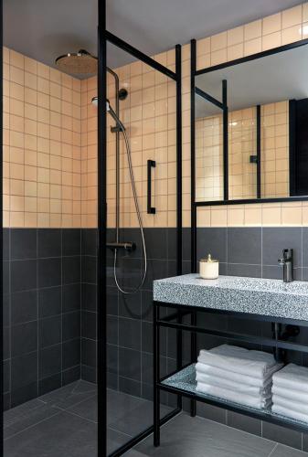 room detail thumbnail 2