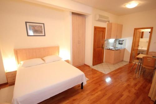 Apartments by the sea Komiza, Vis - 3035