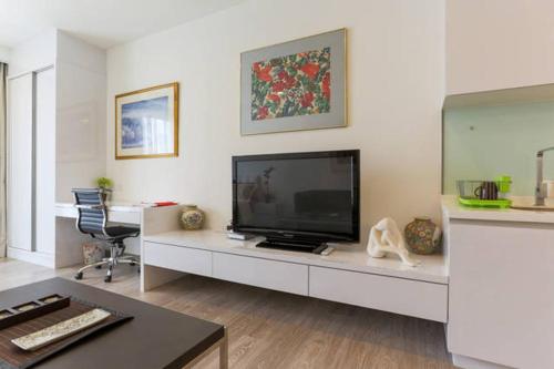 Perfect Location@ Heart of KL City Centre next to Metro MRT, Kuala Lumpur (photo 4)