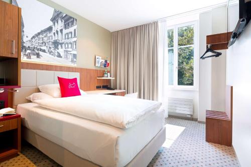 room detail thumbnail 1