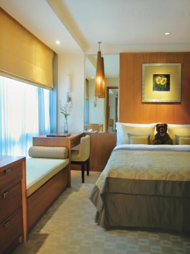 Taj Wellington Mews Set in a prime location of Mumbai, Taj Wellington Mews puts everything the city has to offer just outside your doorstep. Both business travelers and tourists can enjoy the propertys facilities and se