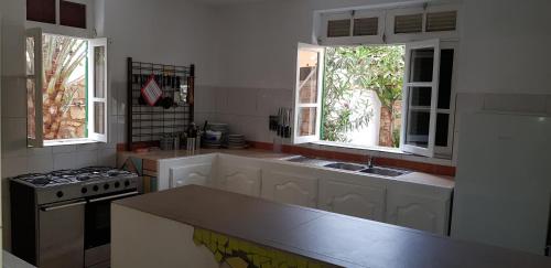 keuken, Surf House Hostel in Santa Maria
