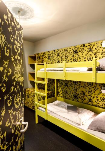 2 bunk beds