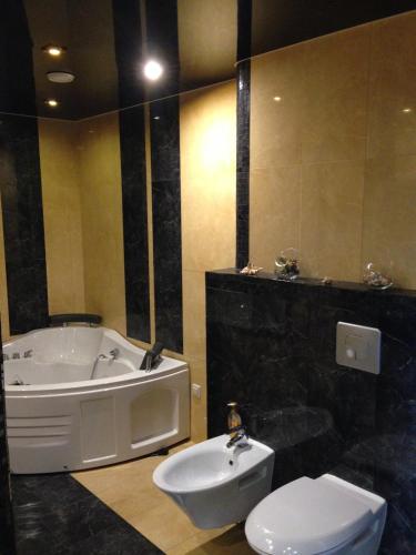 Triplex jacuzzi apartment - image 4