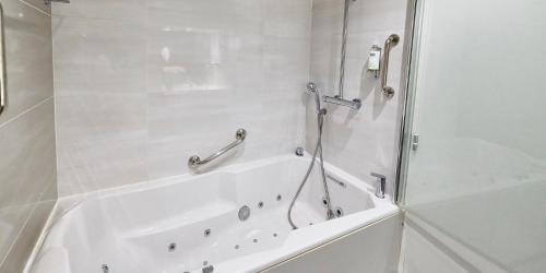 Best Western Plus Hotel Carlton Annecy - image 8