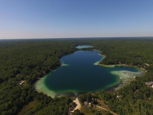 Log Cottage on Blue Lake - Kalkaska