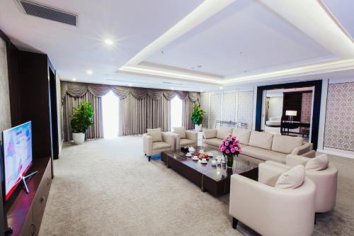 Shared lounge/TV area, Muong Thanh Luxury Ha Nam Hotel in Phu Ly (Ha Nam)