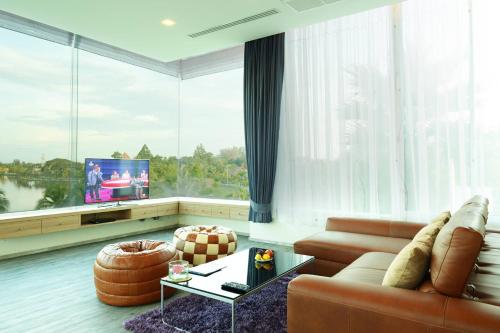 The Beverly Hills Room Type - Family Room with Lake View