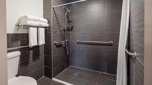 King Suite with Roll-in Shower - Mobility Access