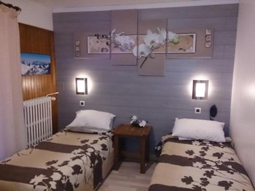 2 twin beds