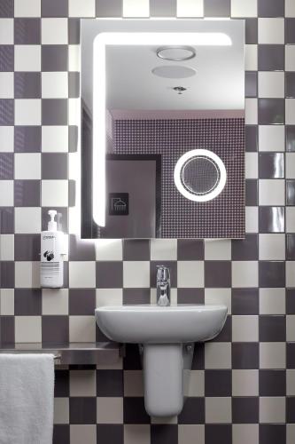 room detail thumbnail 2