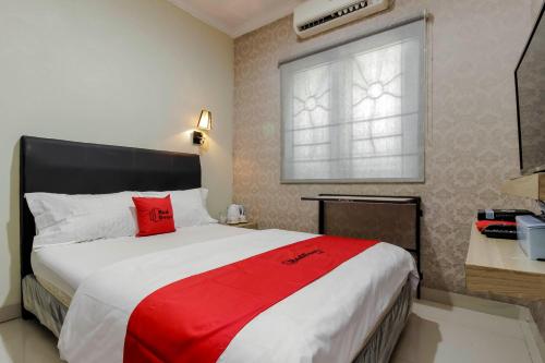 RedDoorz Plus near Lippo Cikarang Mall - Bojongmangu