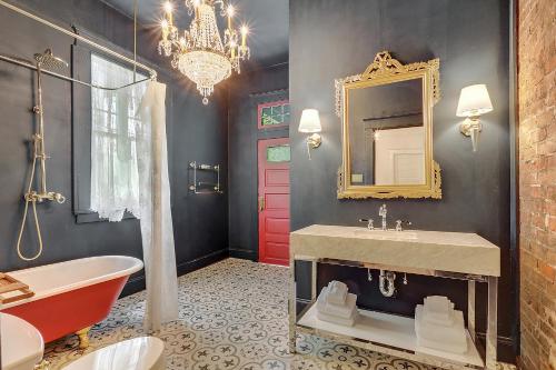 Elegant Renovated House With Relaxing Courtyard - Near FQ