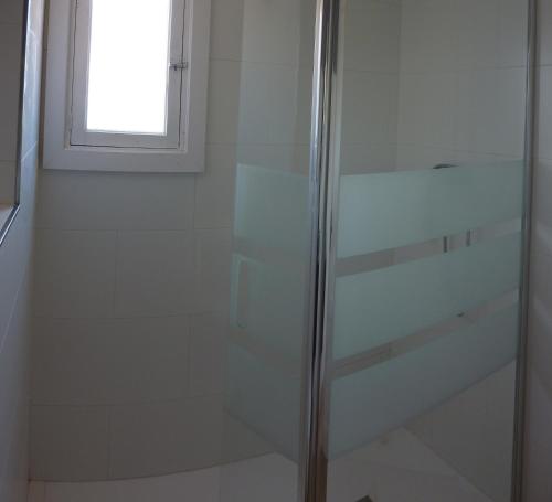 Chambre double avec 1 ou 2 lits, vue partielle sur la mer