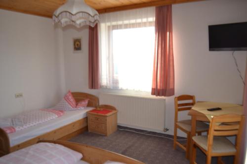 1 double bed, 1 twin bed