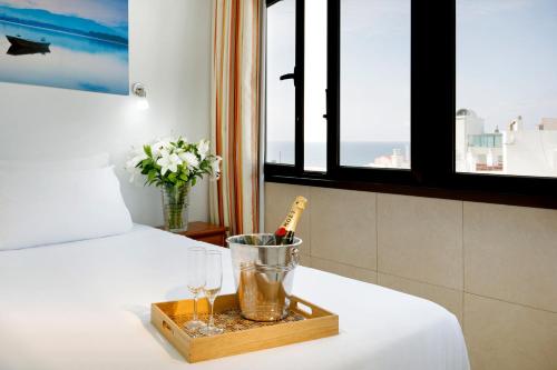 Twin Room image 6