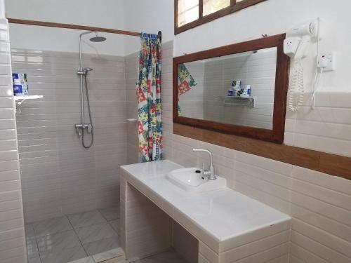 Baraka Beach Bungalows Baraka Beach Bungalows is a popular choice amongst travelers in Potoa, whether exploring or just passing through. Both business travelers and tourists can enjoy the hotels facilities and services. Se