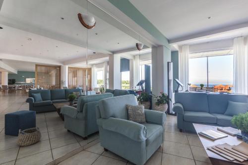 Koplietošanas atpūtas telpa ar TV, Niforeika Beach Hotel in Paralia Niforeikon