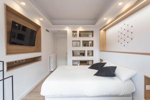 1 queen bed, 1 sofa bed