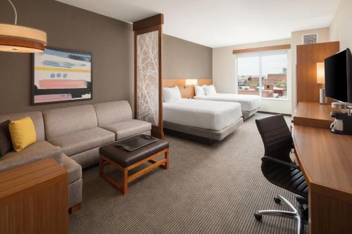 2 queen beds, 1 sofa bed