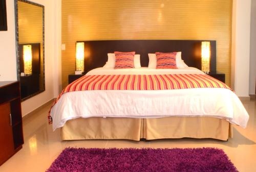 1 queen bed, 2 twin beds