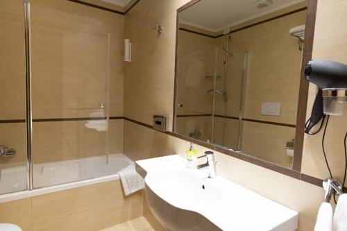 Cervara Park Hotel - image 9