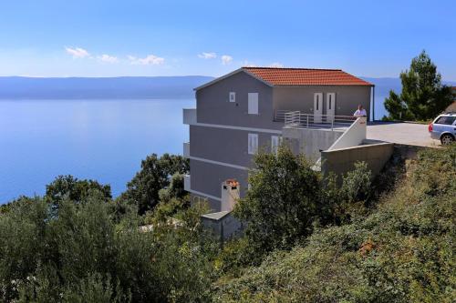 Apartments with a parking space Marusici Omis - 10331 Mimice
