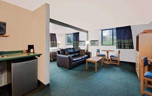 Super 8 by Wyndham Spearfish - image 9