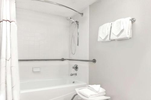 King Suite - Mobility/Hearing Accessible with Bath Tub - Non-Smoking