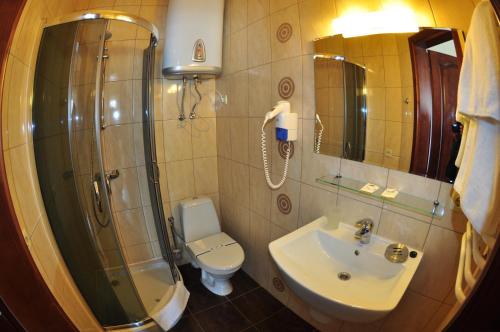 Family Room image 7