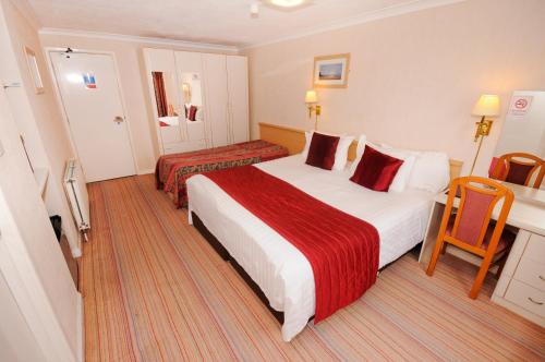 1 king bed, 1 twin bed