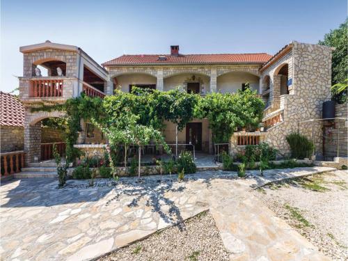  Two-Bedroom Apartment in Pridraga, Unterkunft in Pridraga