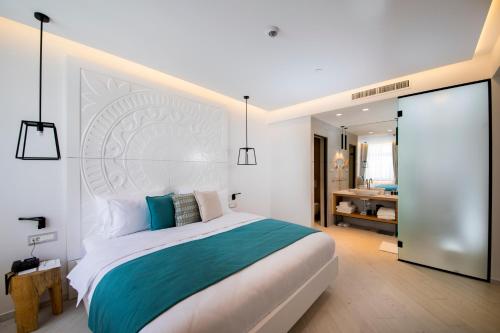 Lazure Hotel & Marina - image 12