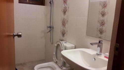 Bathroom, Sudarshi's Home in Ratmalana Airport