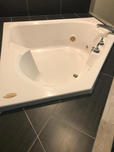 Queen Suite with Spa Bath - Non-Smoking