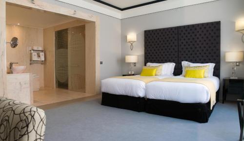 2 twin beds