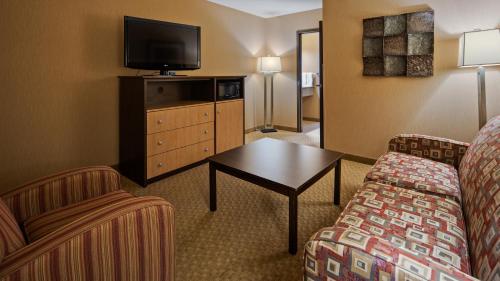 2 queen beds, 1 sofa bed