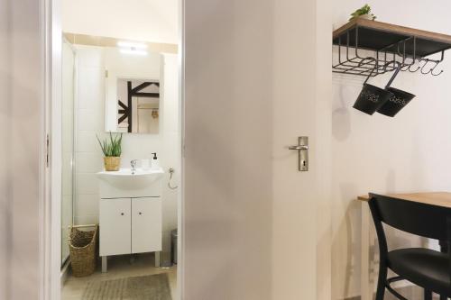 Golden Castle Studio by Homing - image 5