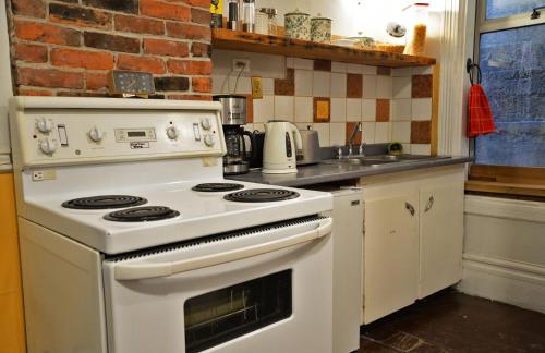 Vancouver Hideaway Guesthouse - image 2