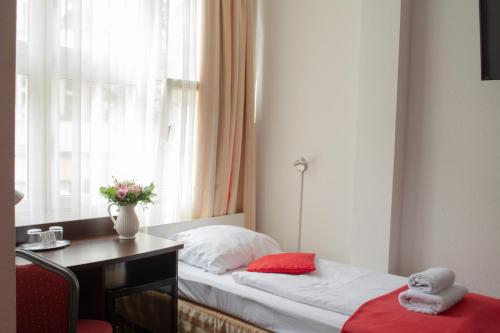Single Room image 5