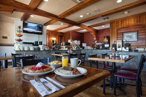 طعام و مشروبات, Clover Island Inn in كينيويك